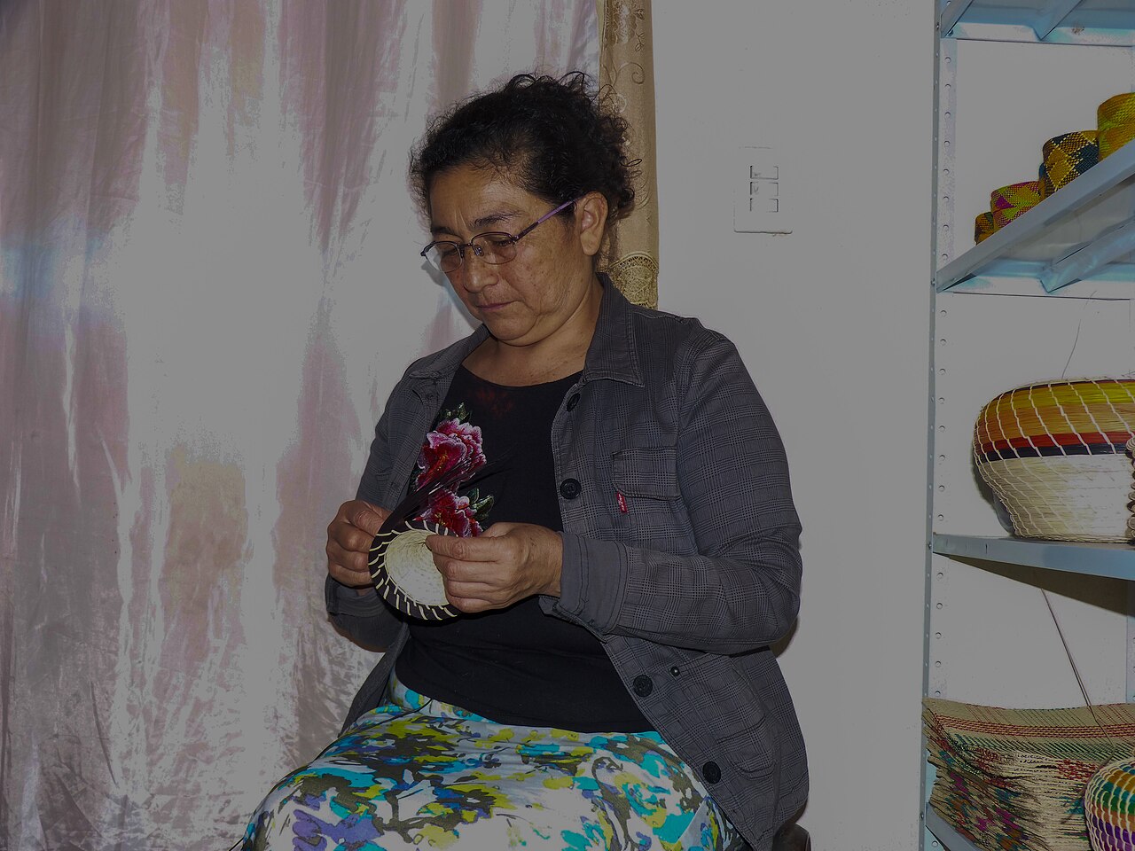 Artesana emprendedora trabajando