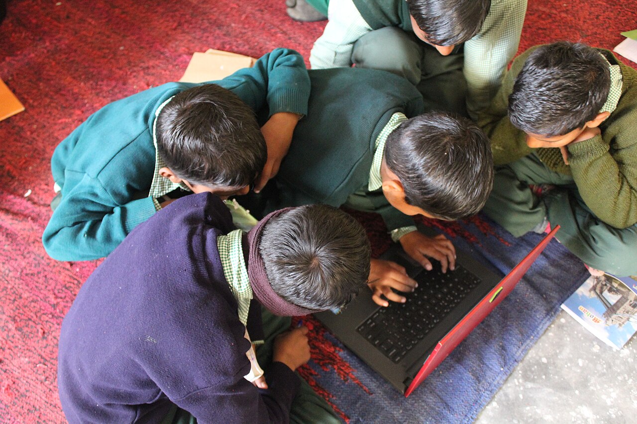 Niños aprendiendo con computador