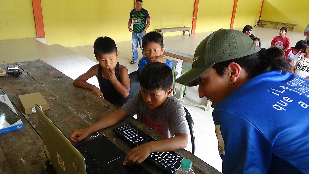 Voluntario apoyando a niños